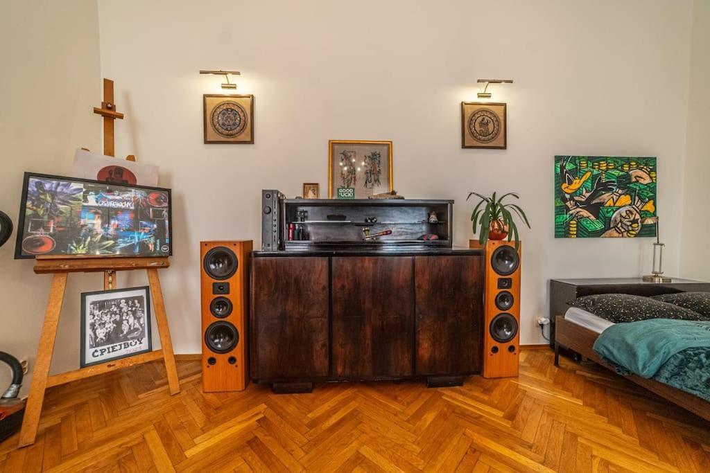 Climatic For 2-4 Person In Main Square Apartment *